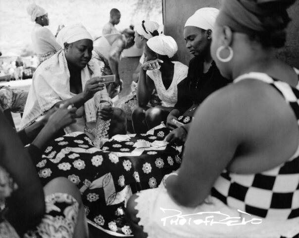En attendant le retour des pêcheurs, des femmes jouent aux cartes.